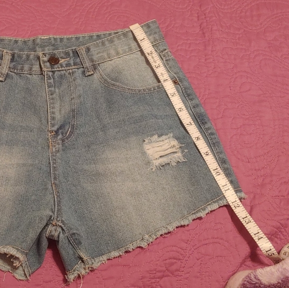 Women's short shorts - Picture 3 of 8